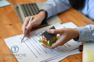 brokers-home-sales-hold-pen-and-house-model-in-V3NH5TM (002)
